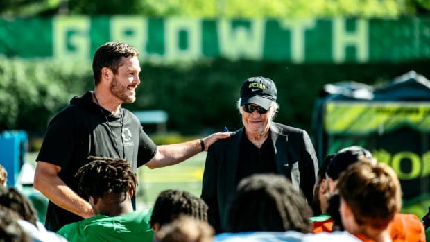 Phil Knight speaks to the Oregon Ducks football team.